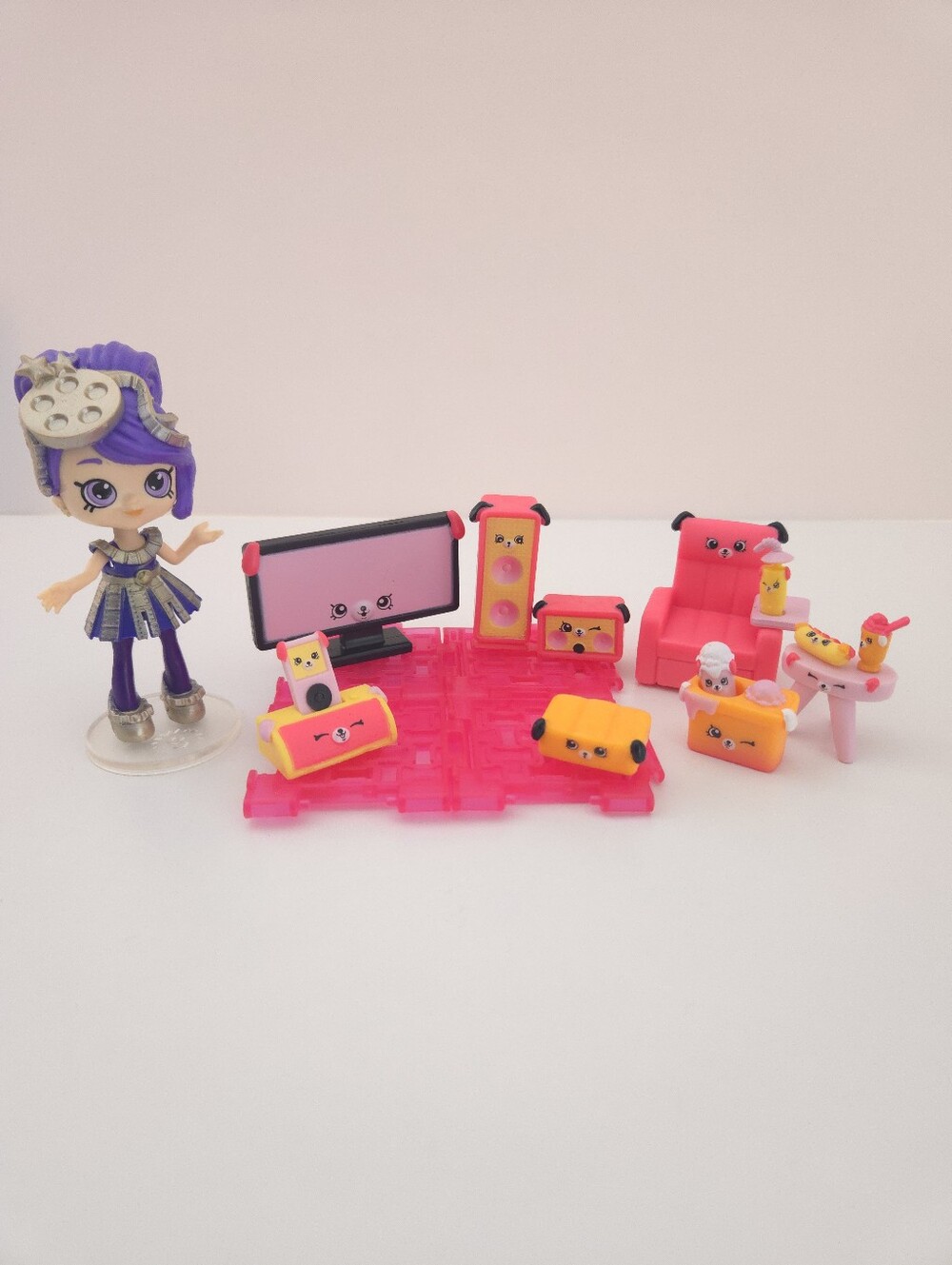 Shopkins Happy Places Pampered Puppy Theater with Lil Shoppie Hollie Wood Doll